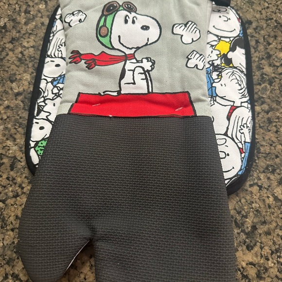 Peanuts Brand Oven Mitts - Picture 1 of 2